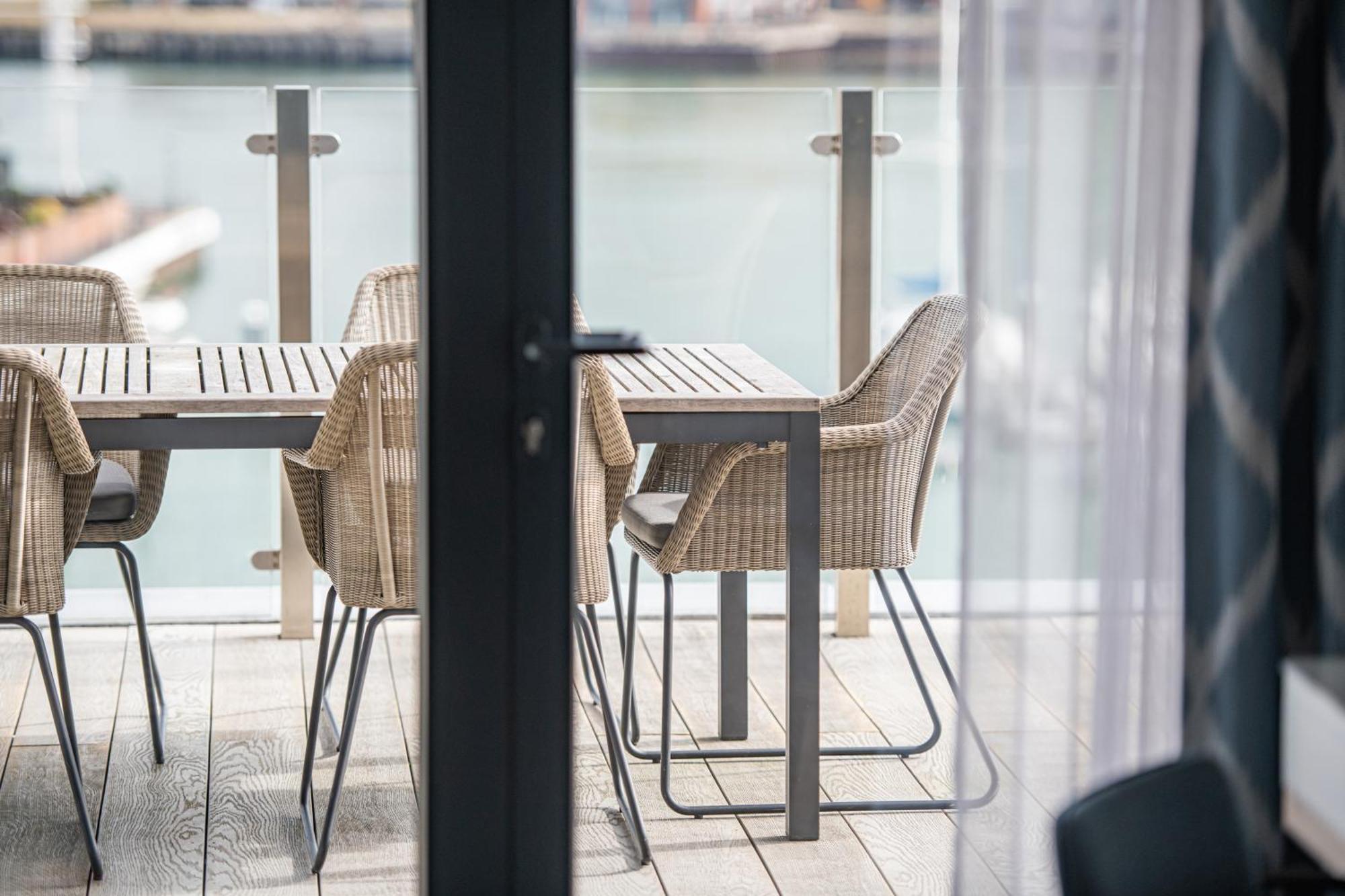 เซาท์แฮมป์ตัน ฮาร์เบอร์ โฮเต็ล แอนด์ สปา Hotel เซาธ์แธมป์ตัน ห้อง รูปภาพ The deck of a floating home