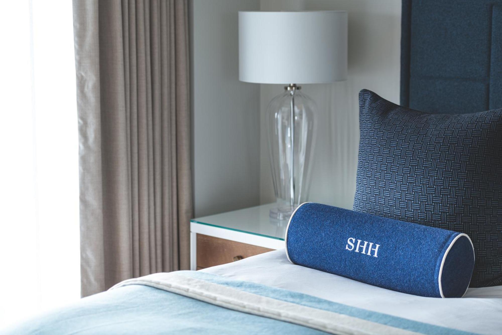 เซาท์แฮมป์ตัน ฮาร์เบอร์ โฮเต็ล แอนด์ สปา Hotel เซาธ์แธมป์ตัน ห้อง รูปภาพ A bolster pillow