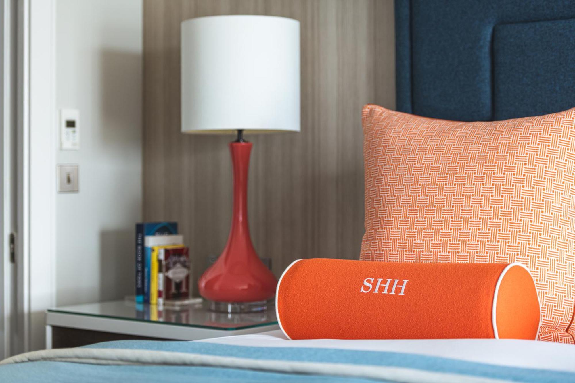 เซาท์แฮมป์ตัน ฮาร์เบอร์ โฮเต็ล แอนด์ สปา Hotel เซาธ์แธมป์ตัน ภายนอก รูปภาพ A bolster pillow