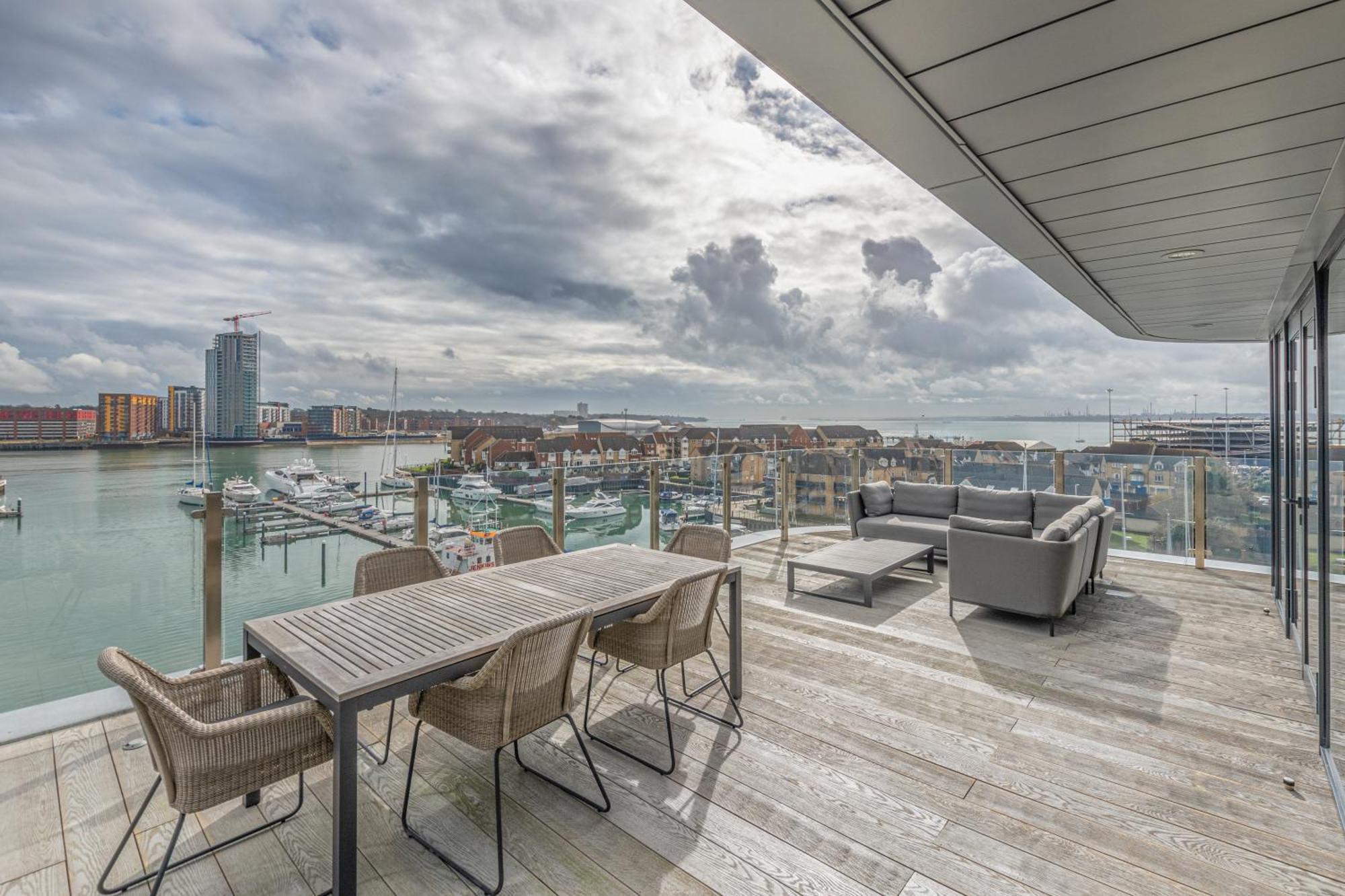 เซาท์แฮมป์ตัน ฮาร์เบอร์ โฮเต็ล แอนด์ สปา Hotel เซาธ์แธมป์ตัน ห้อง รูปภาพ The roof terrace at The Beacon