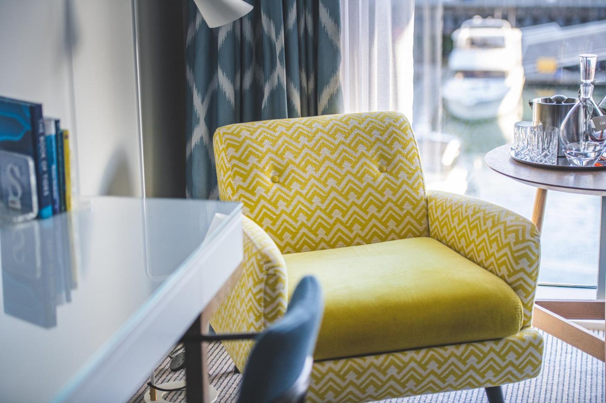 เซาท์แฮมป์ตัน ฮาร์เบอร์ โฮเต็ล แอนด์ สปา Hotel เซาธ์แธมป์ตัน ภายนอก รูปภาพ A chair in a hotel room
