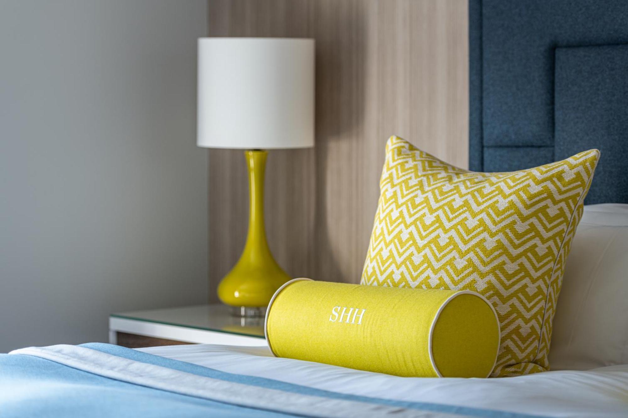 เซาท์แฮมป์ตัน ฮาร์เบอร์ โฮเต็ล แอนด์ สปา Hotel เซาธ์แธมป์ตัน ภายนอก รูปภาพ A bolster pillow