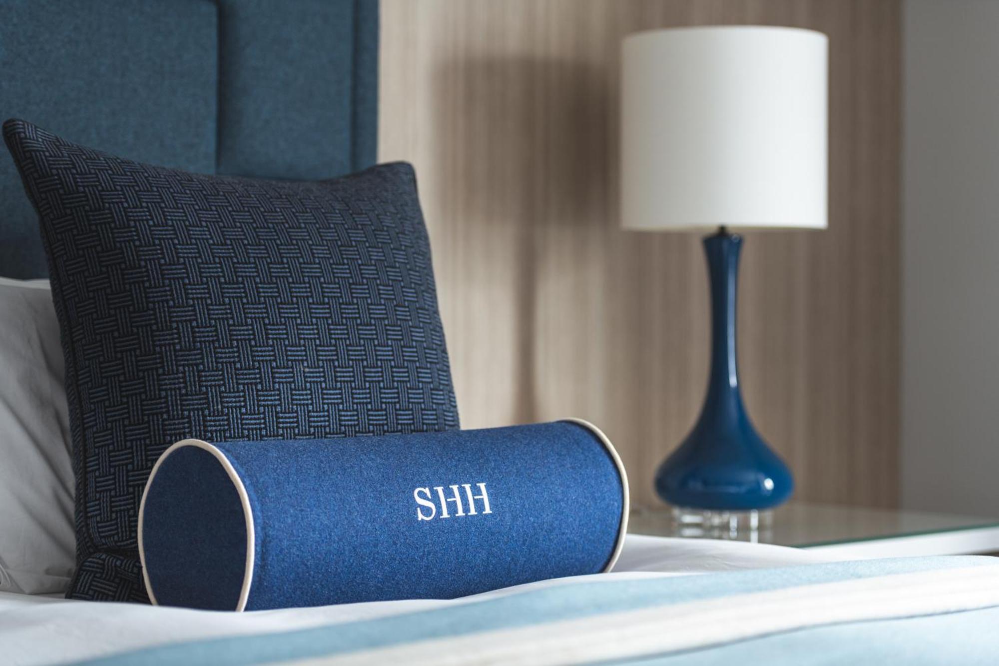 เซาท์แฮมป์ตัน ฮาร์เบอร์ โฮเต็ล แอนด์ สปา Hotel เซาธ์แธมป์ตัน ภายนอก รูปภาพ A bolster pillow